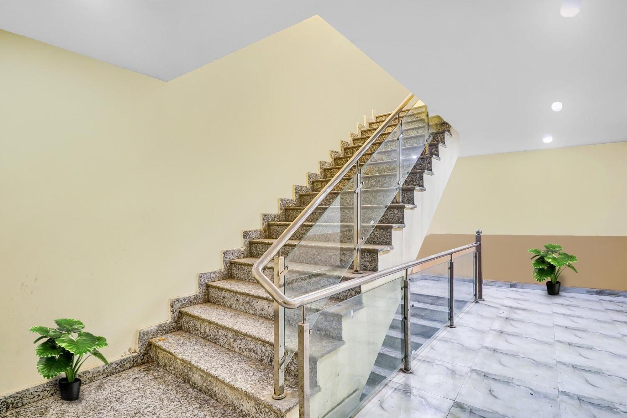 Hotel O Prince Home Stay Near Ambience Mall New Delhi Buitenkant foto